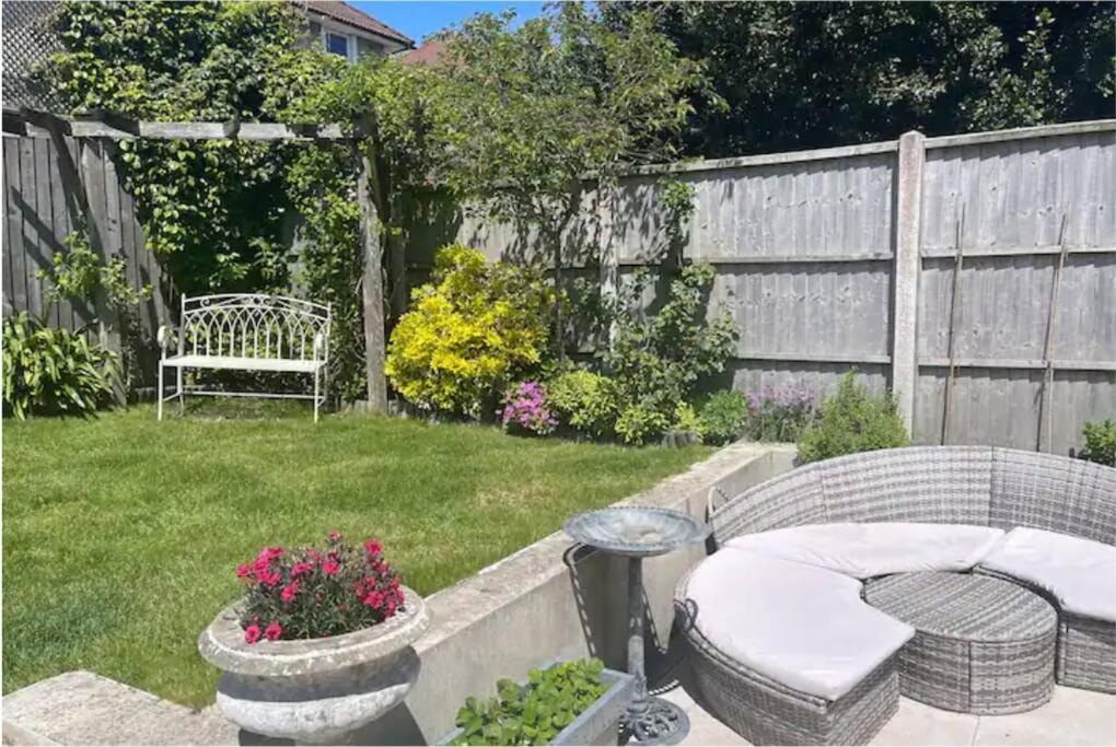 Beautiful 4 Double Bedroom House In Poole With Hot Tub, Near Sandbanks Ngoại thất bức ảnh