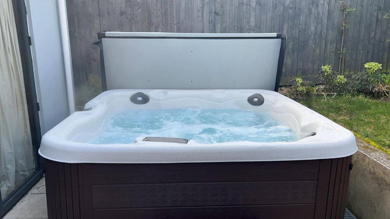 Beautiful 4 Double Bedroom House In Poole With Hot Tub, Near Sandbanks Ngoại thất bức ảnh